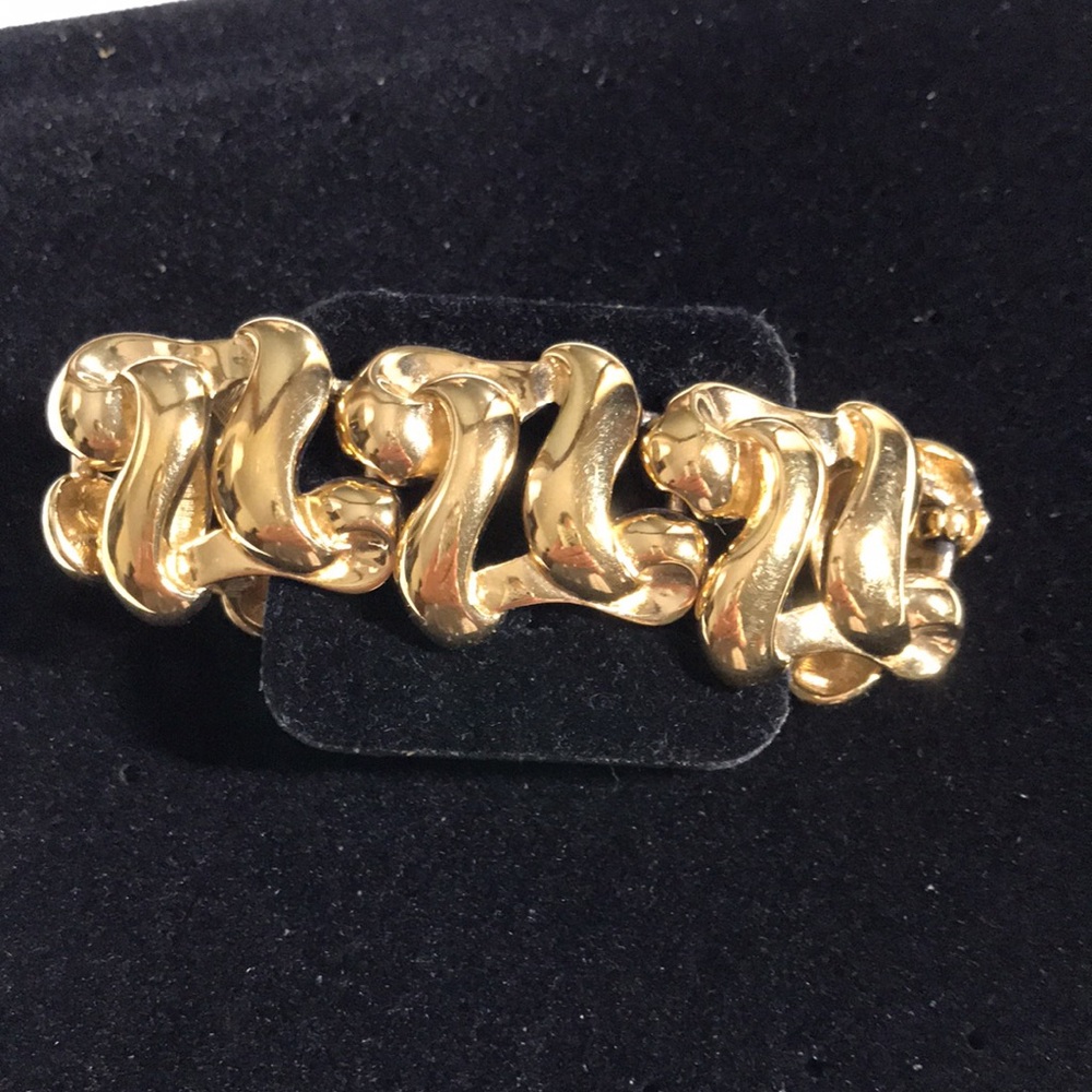 Vintage Monet Chunky Bracelet Gold tone Large Chain Links 7.5” long 1” wide